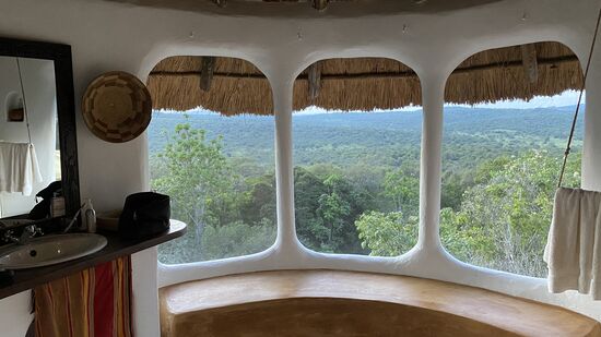 Das ist das Bad und ich stehe hier gerade in der Dusche—vor allen Fenstern sind Netze