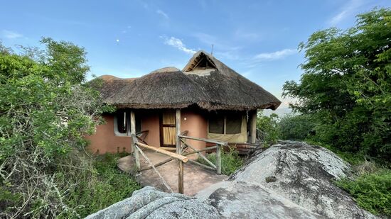Unsere „Hütte“—wir bekommen hier je nach Wunsch noch Kaffee ans Bett gebracht—vor dem Frühstück