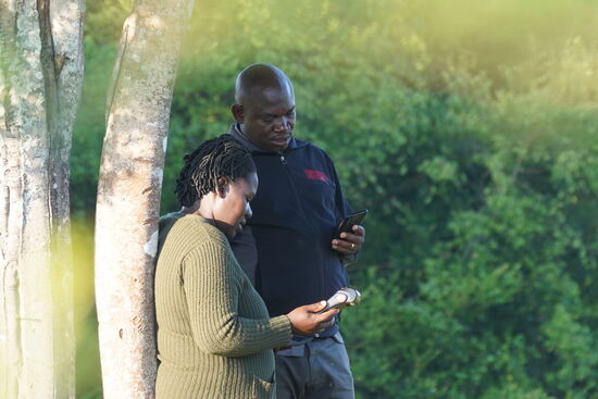 Was macht Arthur da mit der Dame unter dem Baum…?
Ach—er bezahlt und die beiden suchen eine Internetverbindung
