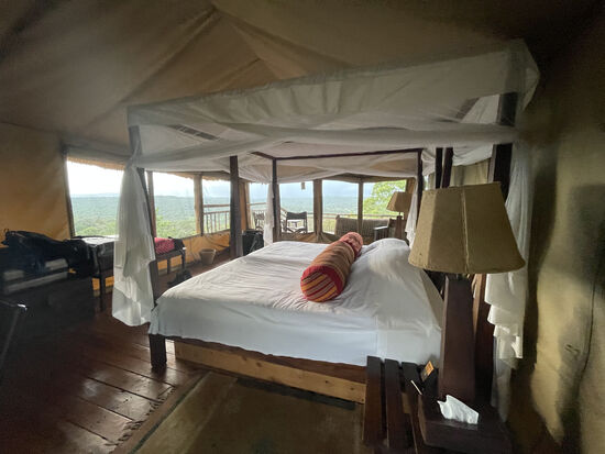 Teils Holzhütte und teilweise Zelt -im Schlafraum mit herrlichem Rundum-Blick.
Das Moskitonetz wird jeden Abend von einem der Mädels heruntergelassen