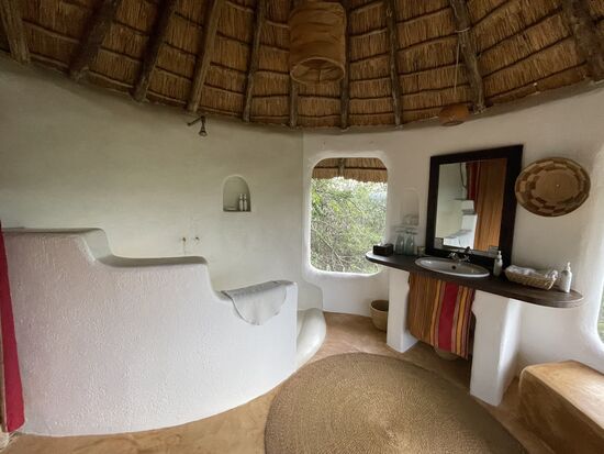 Offene Dusche—alle Seifen und Duschgele sind Öko und „Handmade“ und auch in Ralfs Laden zu erwerben—denn wohin geht wohl das Abwasser?