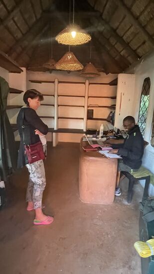 Hier im aufgeräumten "Office" zahlen wir die „Extras“ -. Wir haben viel Spaß dabei, bekommen wir doch die Rechnung von anderen Gästen - da waren nur 2 Soda drauf. Wären wir ja günstig davongekommen.
