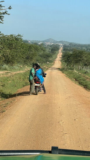 Wir bekommen die letzte „afrikanische Massage“ - und sind traurig, dass unsere Reise zu Ende geht. Etwas 5 Stunden müssen wir noch fahren - nicht weil es so weit ist, sondern weil die Straßen so schlecht sind.