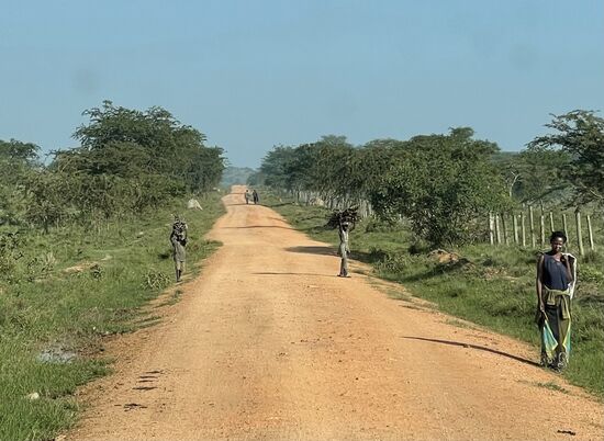 Obwohl es Sonntag ist, sind selbst auf den einsamen Straßen wieder viele Menschen unterwegs