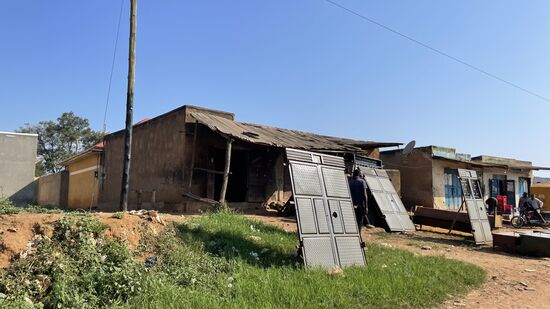 Auch Sonntags wird gearbeitet. Hier ein Betrieb der Tore und Türen aus Metall herstellt. Tolle Arbeiten.