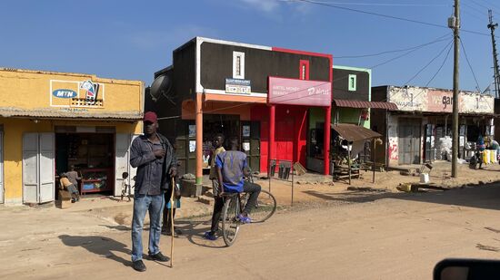 Überall sieht man Airtel Money. Hier kann Geld abgehoben, eingezahlt und überwiesen werden - alles über Handy
Kurios, hier eine so moderne Technik zu sehen