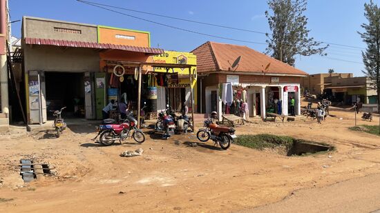 Eine Werkstatt für die vielen Mopeds : das Verkehrsmittel Nr. 1 in Uganda. 
Taxen, Gütertransporte, etc. - alles geschieht mit Mopeds und Motorrädern. 
3 Personen auf einem Moped gehören hier zur Regel - wir sahen aber auch 4 Erwachsene auf einem Gefährt