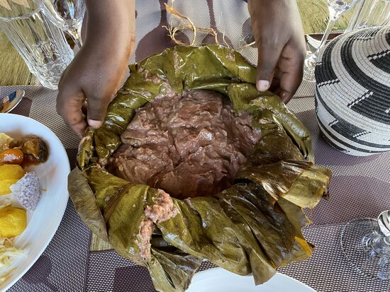 Vieles wird in Bananenblättern stundenlang gekocht und auch serviert