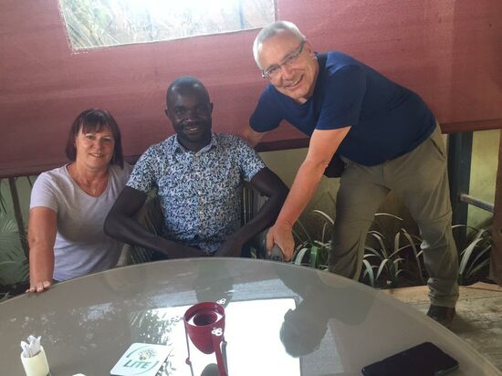 Wir treffen Denis im Restaurant Gaucho. Wir hatten ihm ja einen Koffer mit Sachen für die älteren Menschen zukommen lassen. Er wollte uns aber auch gerne treffen und ist am Vortag mit dem Bus aus seinem Dorf gekommen. 
Das bedeutet viele Stunden Fahrt. Er berichtet von sich und seinem Engagement. Wir geben ihm weitere Dinge und etwas Geld mit. Was er damit getan hat? 
Siehe hierzu separaten Eintrag hier folgend.