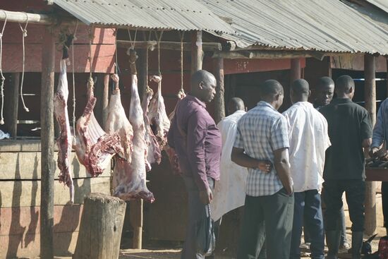 Doch hier gehört es zum Alltag und es wird gleich mit Staub paniert...