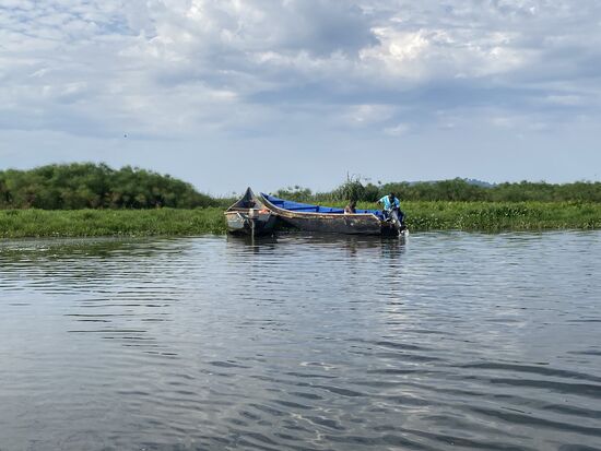 Hier tauschen wir das Boot gegen ein kleineres um weiter in die Sümpfe zu fahren
