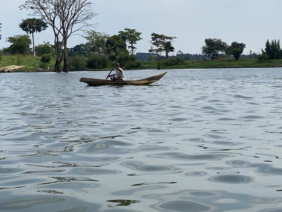Der Victoriasee ist mit seinen 6500qm der Zweitgrößte See der Welt.
Der größte Teil des Sees gehört zu Tansania-knapp 60%- der ugandische Anteil beläuft sich auf knapp 35% und der kleine Rest gehört zu Kenia