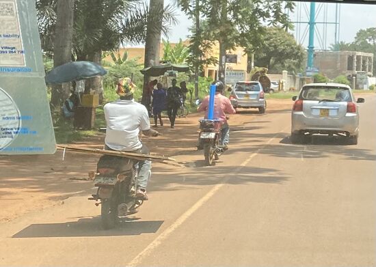 Große Gegenstände werden auf dem Moped transportiert