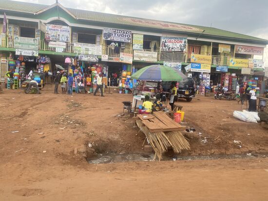 Weiter gehts durch Kampala—wir erkennen die 5-Millionen-Einwohner-Hauptstadt kaum, denn hier fehlen hohe Gebäude und vieles was man aus Großstädten so kennt—