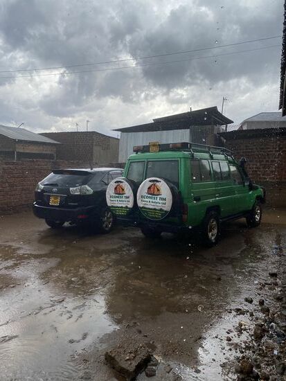 So erreichen wir das Waisenhaus-ein Wolkenbruch hält uns noch eine Weile im Auto fest
