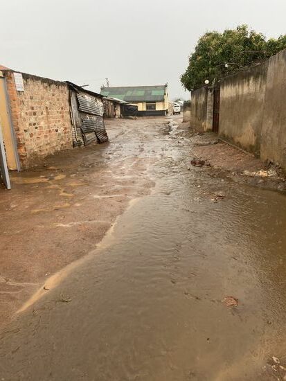 Wir werden hier schon erwartet, aber das kleine Dorf scheint im Regen zu versinken