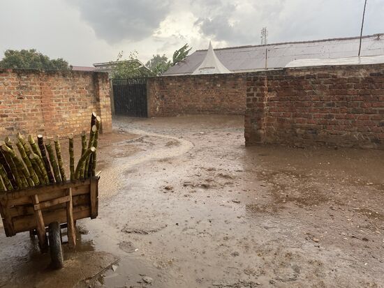 Wir versinken im Schlamm, aber die Zeit drängt, sodass wir dann doch mit unseren gefüllten  Koffern für die Kinder das Auto verlassen