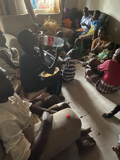 Da es immer noch stark regnet, tummeln sich alle hier auf kleinstem Raum …