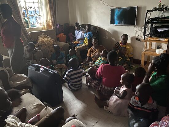 …und essen oder werden gefüttert…
Momentan befinden sich hier 50!! Kinder!!