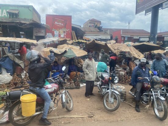 Es fängt an zu regnen und die Straßen verwandeln sich in Brei