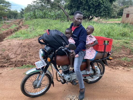 Am Eingang des NP müssen wir wieder Masken aufsetzen und unsere Pässe vorzeigen. Neben uns hält ein Vater mit seinen zwei kleinen süßen Mädels, denen ich ein paar Haribos aus dem Fenster reiche