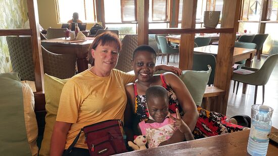 Arthur ist inzwischen wieder verheiratet und sieht seine Tochter - auch aufgrund seines Jobs- selten-übrigens spricht er mit seiner Tochter englisch.