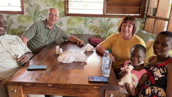 Arthur hat seine Exfrau und seine kleine 6jährige Tochter Abigail auch dorthin bestellt und lädt beide zum Essen ein. Abigail freut sich über unsere Geschenke.