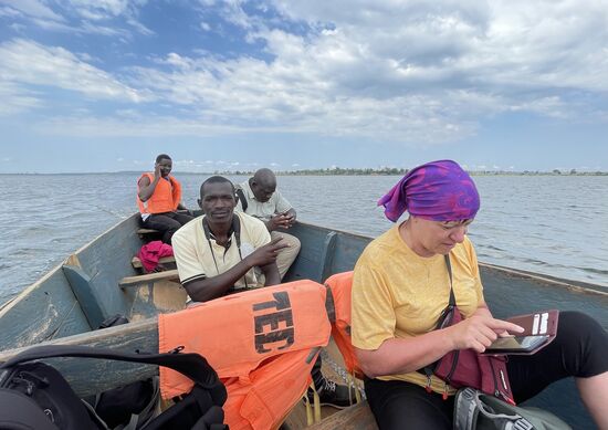 Alle sind beschäftigt…
Aber ich sortiere Fotos—Internet haben wir unterwegs nicht….