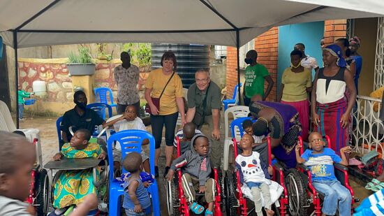 Wir lassen unsere 2 Koffer mit Kleidung, Hygieneartikel und Schreibwaren und Spielzeug dort und zum Dank wird für uns gesungen und man möchte Fotos machen