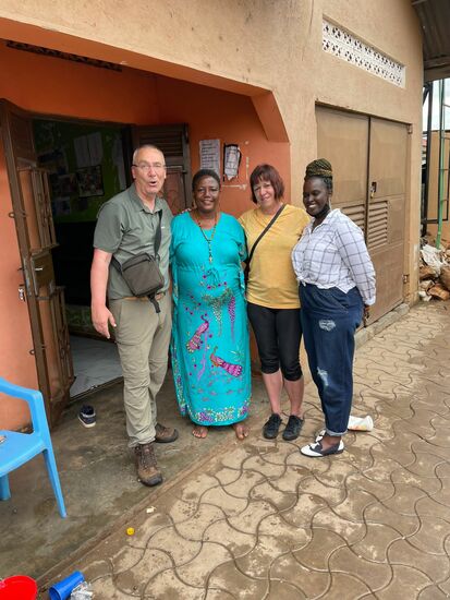 Die Dame in der Mitte ist die „Mama“ des Hauses , die junge Frau rechts heißt Prossy und  unterstützt mit Kontakten nach außerhalb