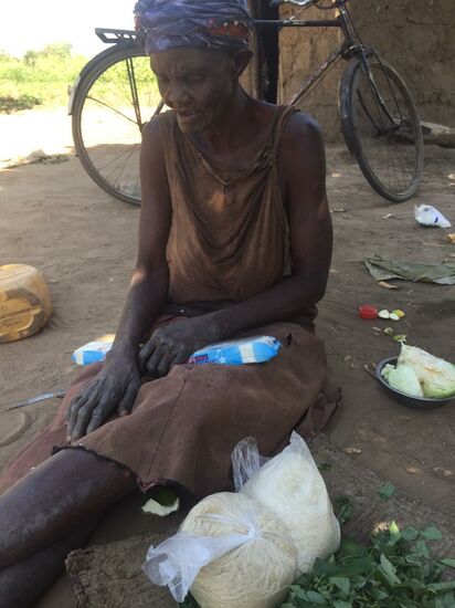 Wir haben ihn gefragt, warum Zucker so wichtig ist. Sie kochen sich viel Tee, weil Teeblätter gut und günstig zu beschaffen sind und benötigen dafür den Zucker.
Zucker ist auch der günstigste Energielieferant