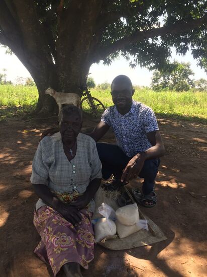 Wir haben erfahren, dass hier außer Nahrungsmitteln auch Kleidung und Decken benötigt werden