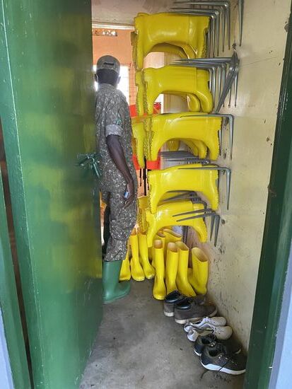 Hier bekommen wir erstmal alle gelbe Gummistiefel verpaßt, denn nach den Regenfällen ist es matschig und überall sind tiefe Pfützen