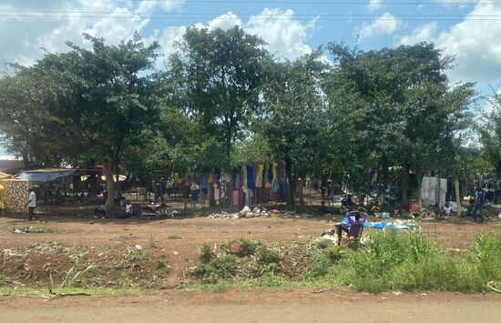 Überall spielt sich das Leben draußen ab. Man sitzt draußen, viele haben einen kleinen Kiosk und verkaufen irgendetwas-ganz oft sieht man Holzkohlegrill auf denen Hähnchenspieße gegrillt werden und dann an die vorbeifahrenden Autos verkauft werden.