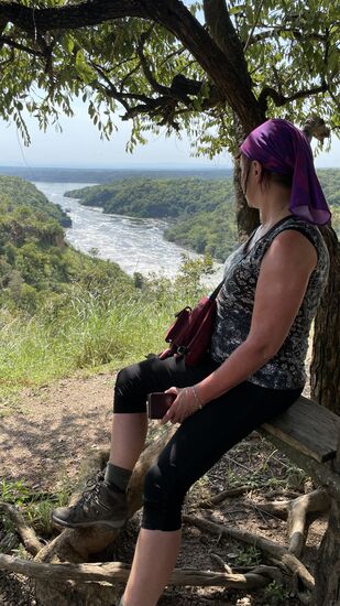 Da unten ist der „Viktoria Nil“ und wir sind hier auf dem höchsten Punkt , auf 1350m