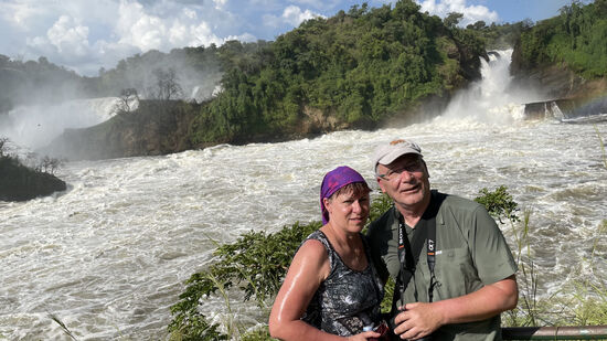 Hier sind beide Fälle: die Uhuru und die Kabarega Falls—