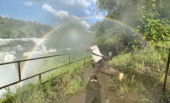Arthur macht Faxen unter dem Regenbogen…