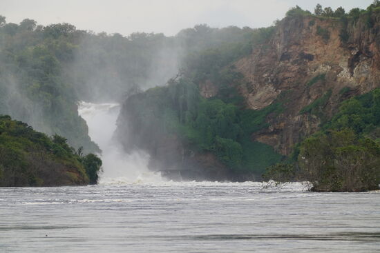 Aus dieser Perspektive sehen die Wasserfälle nicht so imposant aus wie gestern von oben. Das Boot kann auch nicht sehr nah heran fahren da die Strömung zu stark ist