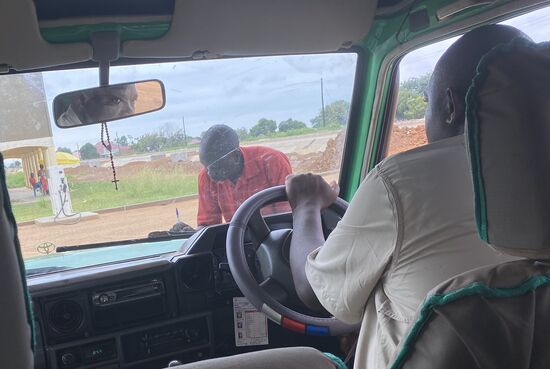 Hier tanken wir. Alles wird handschriftlich in ein Buch eingetragen