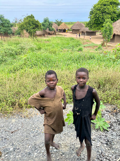 Die Kinder kommen zu unserem Auto gelaufen und begrüßen uns.