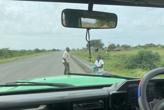 Arthur steigt aus und spielt kurz mit den Jungen Ball