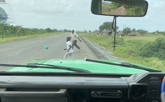 Der Ball ist selbst gebastelt und besteht aus Woll- und Stoffresten die zusammen gebunden sind-das kennen wir schon aus Äthiopien