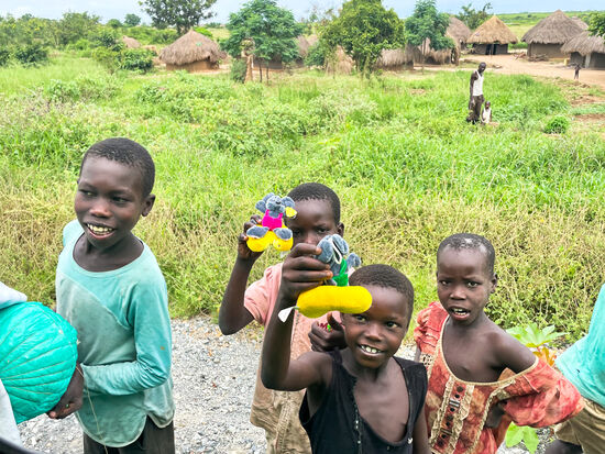 Wir verschenken  Bonbons und Stofftiere  und die Freude ist groß