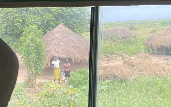 Die Erwachsenen halten sich im Hintergrund