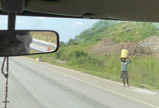 Die Menschen haben lange Wege zurückzulegen um Wasser zu holen und müssen sich auch manchmal einfach ausruhen