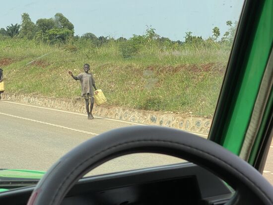Alle sind freundlich und winken. Zu unserer Überraschung wird nicht gebettelt