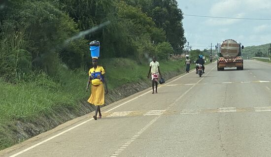 Autos und Menschen – alle auf einer Straße