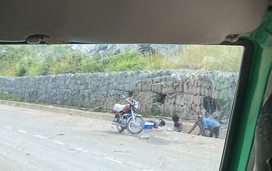 Hier wird Wasser aus dem Straßengraben geholt
