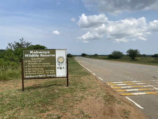 Nach vielen Srunden auf rüttelnden Straßen sind wir am Eingang des Reservates