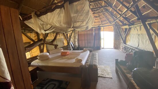 Die Hütte ist komplett aus Naturmaterialien